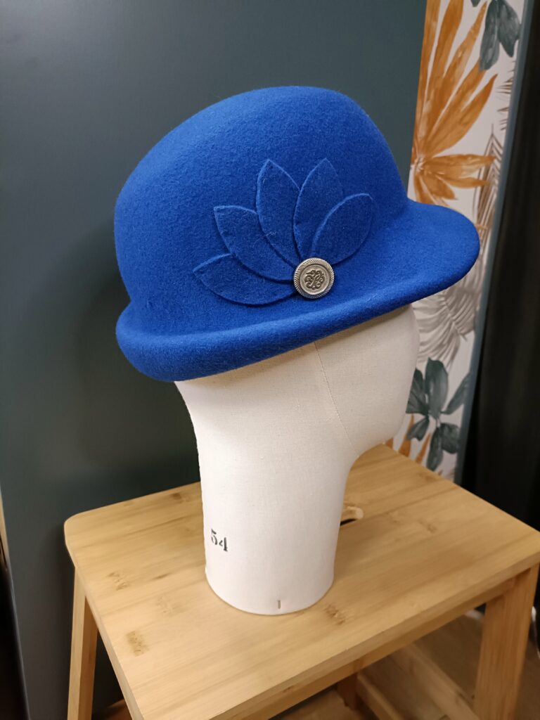 Chapeau cloche « Iris Bleu » – Création artisanale en feutre
