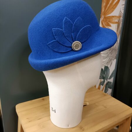 Chapeau cloche « Iris Bleu » – Création artisanale en feutre