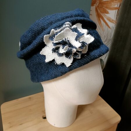 Toque « Camélia d’Hiver » – Création artisanale