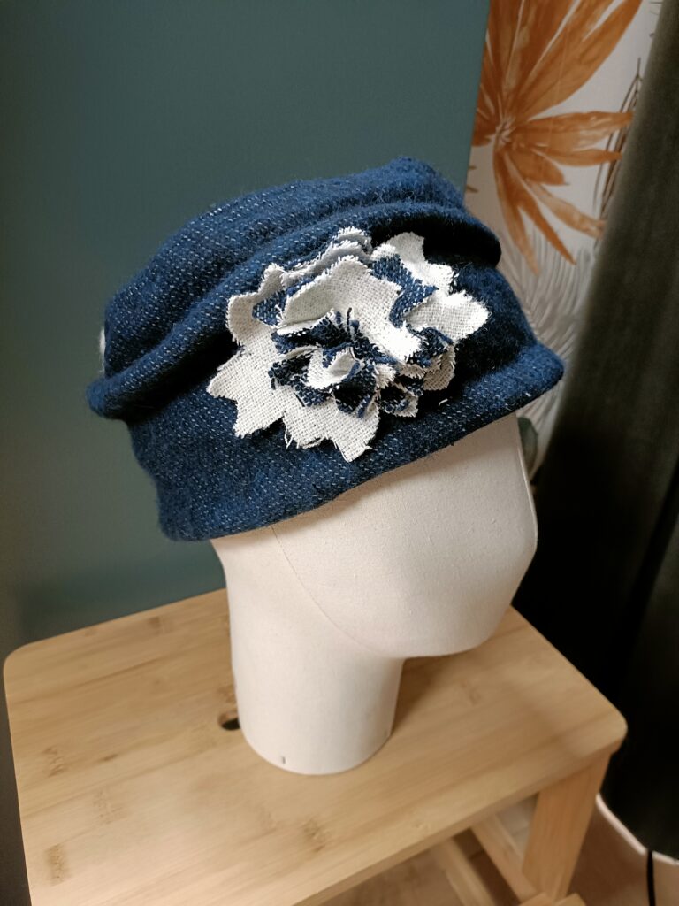 Toque « Camélia d’Hiver » – Création artisanale
