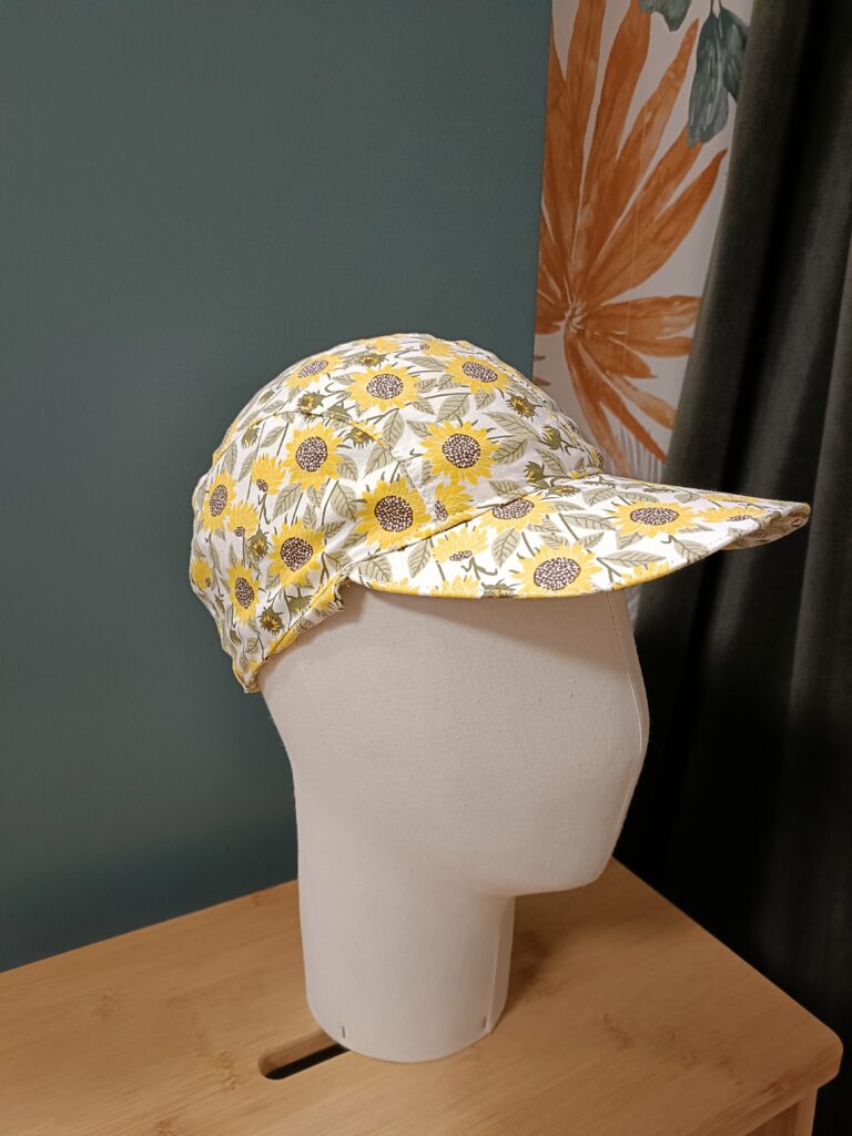 Casquette « Atelier Soleil » – Casquette artisanale en tissu – Création artisanale